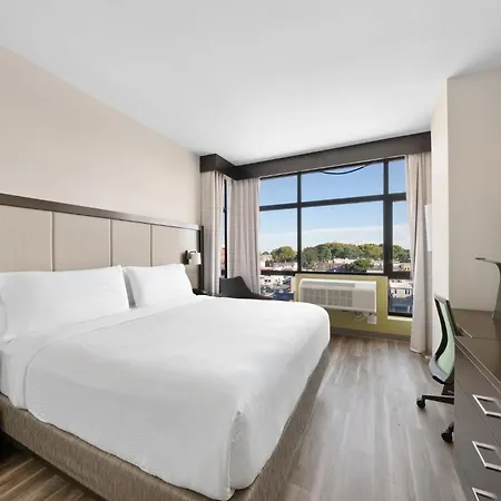 Express Long Island E - By Ihg