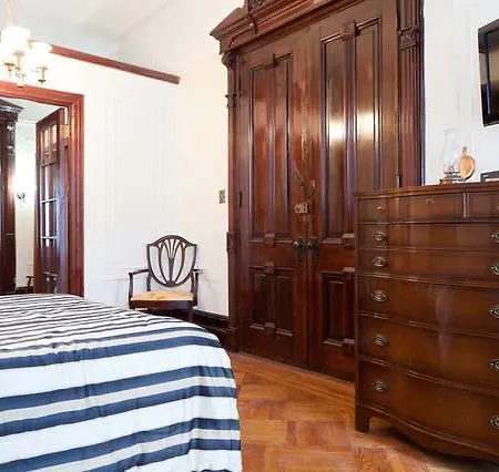 Bedstuy Brownstone Homestay