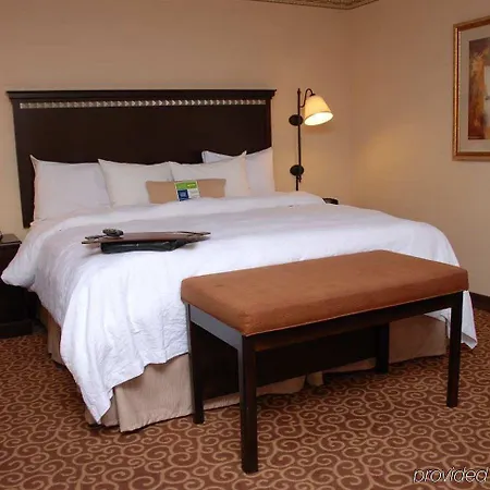 Hotel Hampton & Staten Island 3*