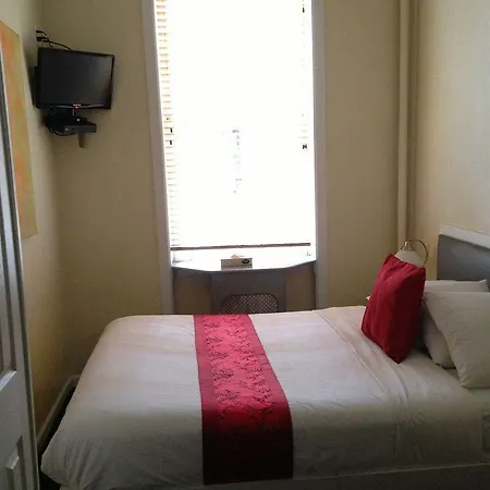 Colonial House Bed & Breakfast 3*