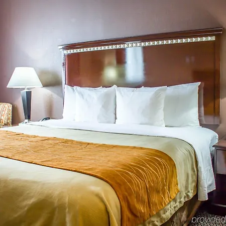 Travelodge By Wyndham Queens Hotel