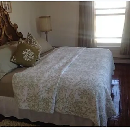 Stunning 7 Bedroom With 4 Bathrooms - Sleeps 25 New York