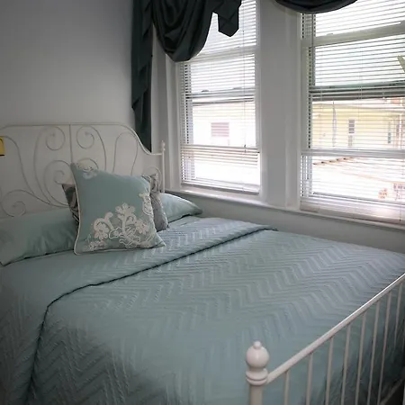 Stunning 7 Bedroom With 4 Bathrooms - Sleeps 25 * New York