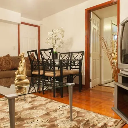 Stunning 7 Bedroom With 4 Bathrooms - Sleeps 25 New York