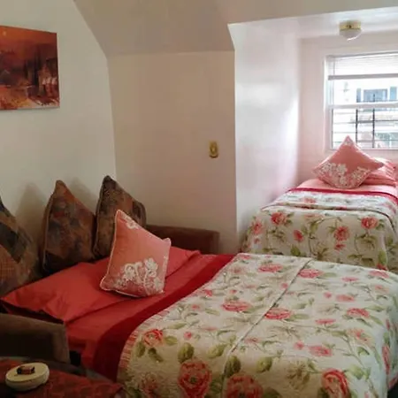 Stunning 7 Bedroom With 4 Bathrooms - Sleeps 25 Holiday home New York