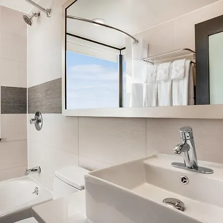 Howard Johnson Soho 3*