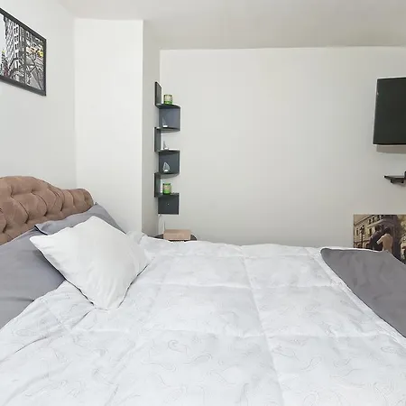 Superior Midtown East Apartment