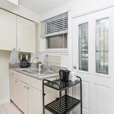 One Bedroom With Backyard - Brooklyn Holiday home