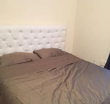 Apartment Large One Bedroom With Cozy Backyard *