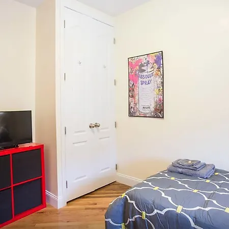 Apartment Five Bedroom With Parking Steps To Train