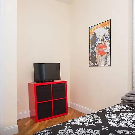 Apartment Five Bedroom With Parking Steps To Train New York