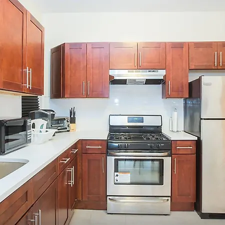 Apartment Five Bedroom With Parking Steps To Train