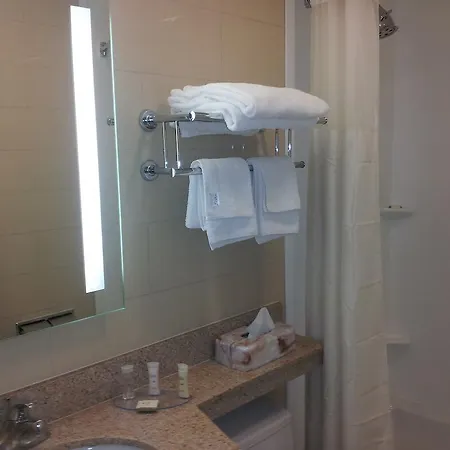 Howard Johnson By Wyndham Jamaica Ny Near Airtrain Jfk