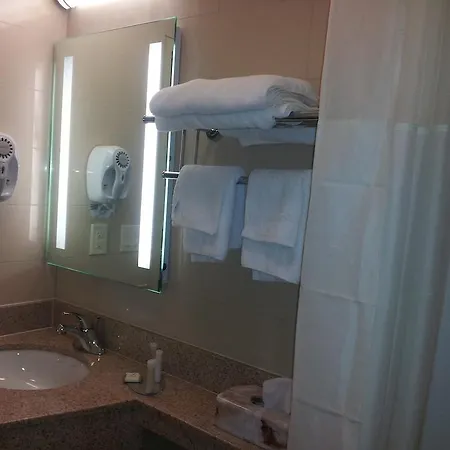 Howard Johnson By Wyndham Jamaica Ny Near Airtrain Jfk New York