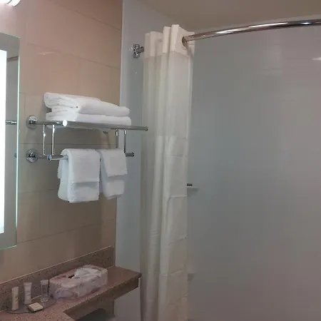 Howard Johnson By Wyndham Jamaica Ny Near Airtrain Jfk New York