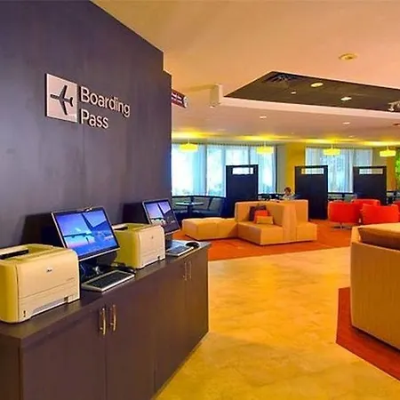 Courtyard By Marriott Laguardia Airport