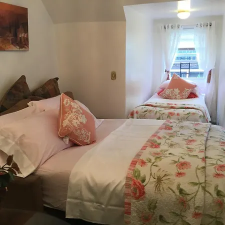 Holiday home Stunning 7 Bedroom With 4 Bathrooms - Sleeps 25 New York