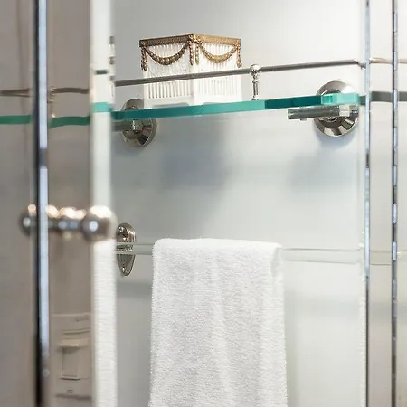 Upper East Side Apartment *