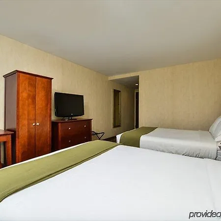 Country & By Radisson, Staten Island 3*