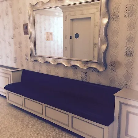 Imperial Court Hotel 2*