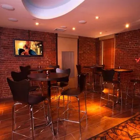 Hostel Broadway & *