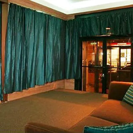 Hostel Broadway & *