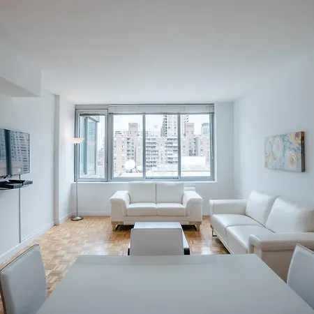 Lincoln Center Luxury Apartment *