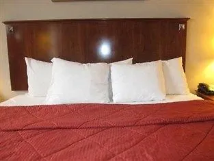 Avion Near Lga Airport, An Ascend Collection 3*