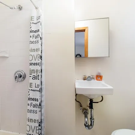 Charming Studio In East Village Apartment *