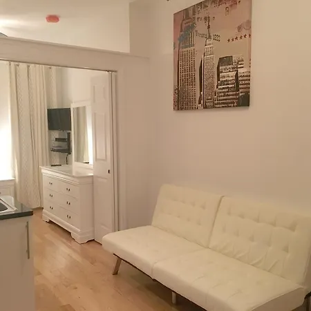 Manhattan Studio In Hells Kitchen New York