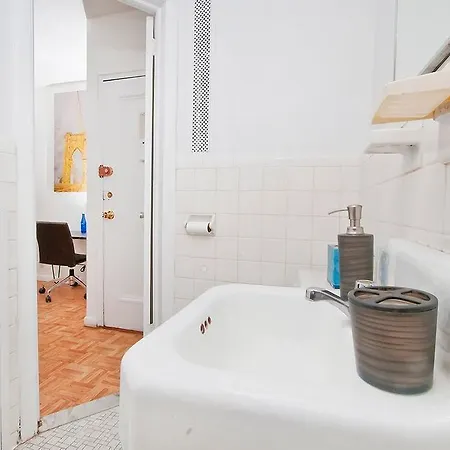 Large Upper East Side Studio Apartment *