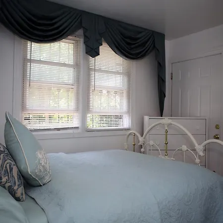 Stunning 7 Bedroom With 4 Bathrooms - Sleeps 25 New York