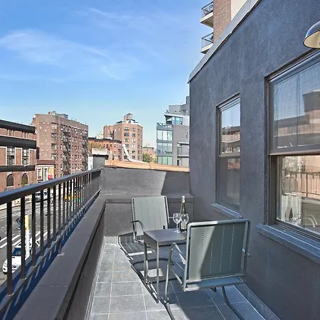 Modern 2b/1.5 With Outdoor Space Apartment *