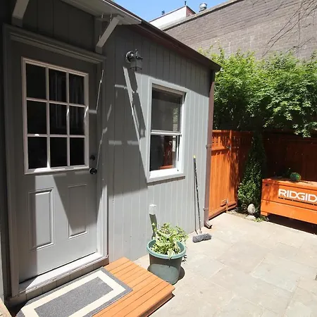 Apartment Carriage House & Courtyard *