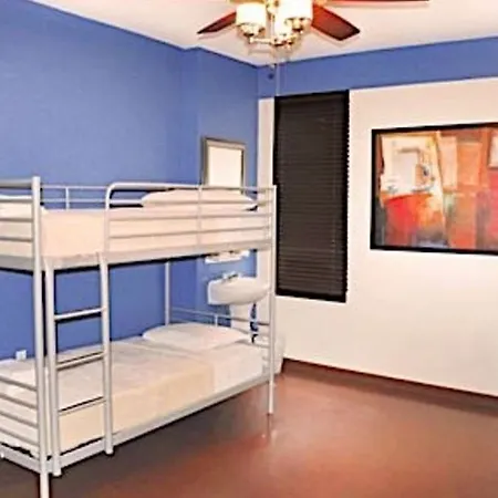 Hostel Broadway & *