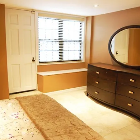 One-bedroom In Ues Apartment New York