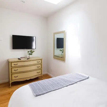 Carriage House & Courtyard Apartment *