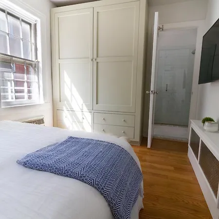 Apartment Carriage House & Courtyard *