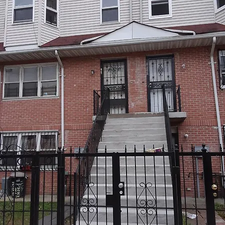 Charming Park Place Townhouse Apartment New York
