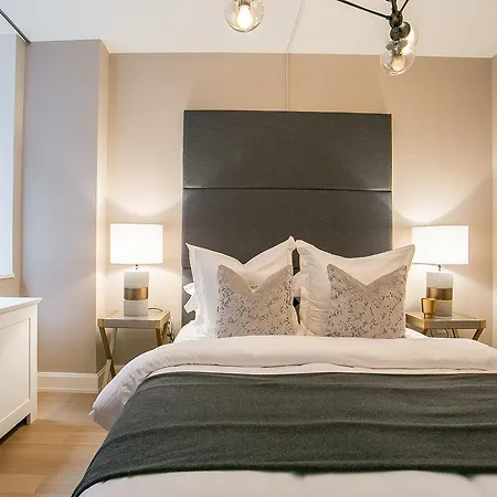 Designer Luxurious 2 Bedroom With Gym, Doorman, Midtown East Apartment