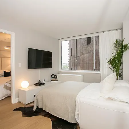 Designer Luxurious 2 Bedroom With Gym, Doorman, Midtown East Apartment New York