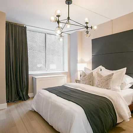 Designer Luxurious 2 Bedroom With Gym, Doorman, Midtown East Apartment *