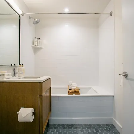 Designer Luxurious 2 Bedroom With Gym, Doorman, Midtown East