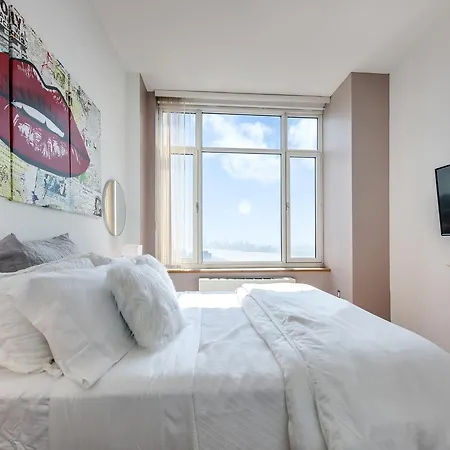 Times Square Lux Highrise Apartment New York
