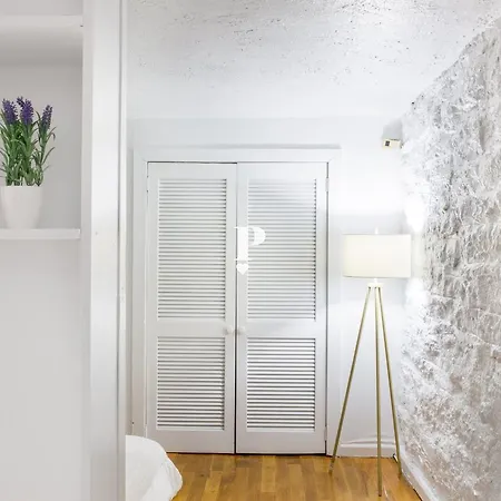 Nice By Times Square Apartment