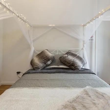 Cosy 1 Bed Midtown West Near Hell's Kitchen & Macy's *