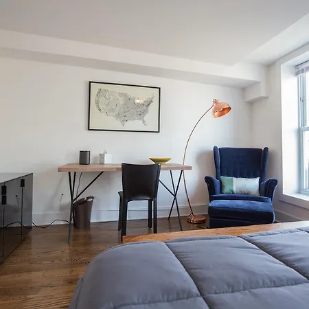 Sunny & Spacious W'burg 2 Bed & 2 Bath Penthouse Apartment *