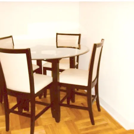 Spacious Studio In An Elevator Concierge Building Apartment