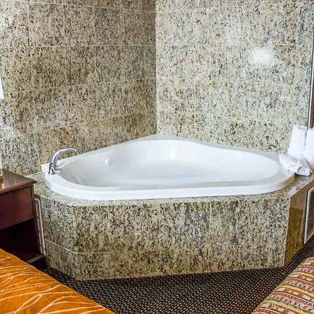 Travelodge By Wyndham Queens Hotel 3*