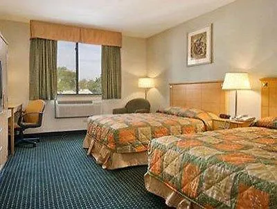 Super 8 By Wyndham Jamaica North Conduit Hotel
